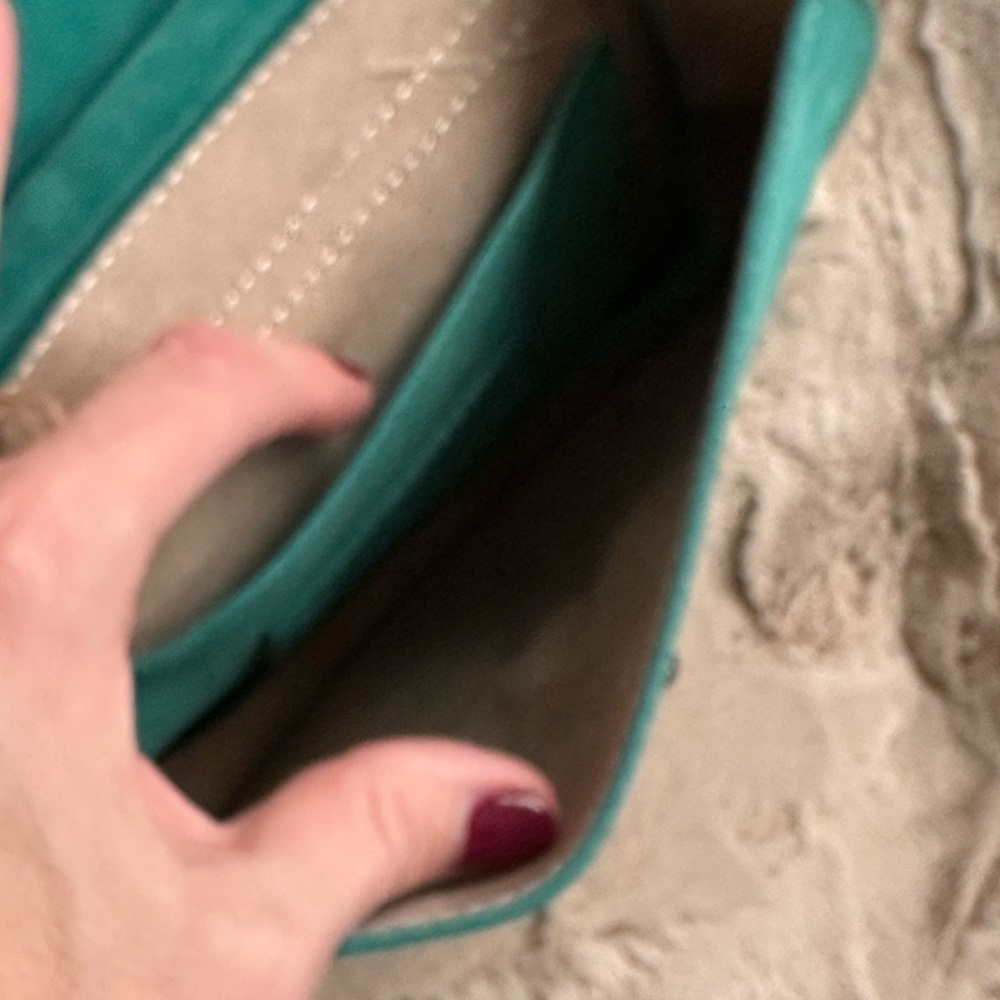 Sundance suede purse in beautiful emerald green; made in Italy

Strap 22” - Picture 4 of 8